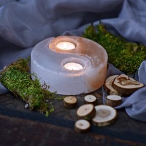 Teelichthalter Yin und Yang aus Salzkristall in stimmungsvoller Atmosphaere